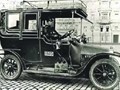 10/28 PS Landaulet (1913 - 1918)

Modelle sind nicht bekannt.
Baugleich mit 10/24 PS und 10/25 PS
Opeldaten:
1913-1918, Motor 2,6l mit 30 PS bei 70 km/h ab 7.500 Mark = DM = 3.850 Euro.
Karosserievarianten: Landaulet, Limousine, Doppel-Phaeton, Torpedo-Doppel-Phaeton, Droschke.
Lnge in mm: 4500