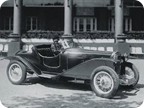 4/14 PS Dreisitzer (1924 - 1925)

Modelle sind nicht bekannt.
Opeldaten:
4/14 PS 1924-1925: Motor 1,0 Liter mit 14 PS bei 70 km/h ab 4.600 RM = DM = 2.360 Euro.
Karosserievarianten: Limousine dreisitzig, offener Dreisitzer
Länge in mm: 3500
Stückzahl aller 4 PS - Modelle: 119 484