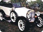 8M21 Limousine (1921 - 1922)

Modelle sind nicht bekannt
Opeldaten:
1921-1922, Motor 2,0l mit 25 PS bei 65 km/h ab 110.000 Mark = 10.000 DM = 5.130 Euro.
Karosserievarianten: offener 6- bis 7-sitzer, Limousine; 
Längen in mm: 4600