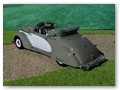Admiral 1938 Cabrio Hebmüller Daten
Wie beim Gläser, so fertigte auch Hebmüller ein 2-türiges Cabrio an, meist aber zweifarbig mit verdeckten Hinterrad. Bei 75 PS fuhr das Cabrio 132 km/h bei einem Preis von 8450 Mark. Ca. 90 Stück sind gebaut worden.