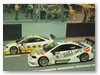 Astra G DTM 2001 Bild 2
Zum Modell:
Hersteller: Minichamps
hinten:Olivier 1.776 mal KW 49/2001 (400014808)
vorne: Menu 2.400 mal KW 05/2002 (400014116)
Zum Original:
Menu vorne fuhr schon das neuere 2001er Modell für das Opel-Euroteam. Olivier im Vorjahreswagen für das Opel-Team-Phoenix