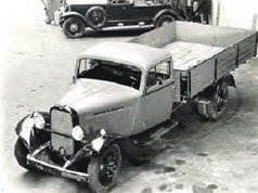 Blitz 2,5 Tonner Typ 3,5-57-25 1932

Keine Modelle bekannt

OPELDATEN:
Motor : 3,5l mit 64 PS bei 85 km/h
Längen in mm: Pritsche 6370 / Ladefläche 3495
Preise: ab 4.000 RM = 4.000 DM = ca. 2.055 Euro.
Stückzahlen: 4 838