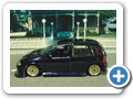 Corsa B 5-türer Tuning Bild 3
Dies war ein unlackierter Corsa B 5-türer. Lackiert in blaulilametallic. Front- und Heckschürze sind Eigenanfertigungen. Die Seitenschweller sind vom Calibraunterboden, Felgen sind von Sprint43. An Front- und Heckschürze wurden noch Luftgitter integriert, ebenso am Heck ein größerer Auspuff. Der Innenraum wurde dezent mit lila und silber veredelt.
