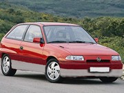 Mein Astra F GSi (07/1995- 07/1998)
So ähnlich sah mein Astra die zweiten Hälfte seines Daseins aus. Rotmetallic und silber wurden nachlackiert.