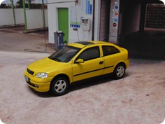 Chevrolet Astra 3-türer in gelb von IXO