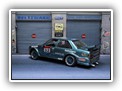 Rekord E1 Limousine Renntuning Bild 2>/u>
Ein von mir komplett getunte Serienlimousine. Kotflügelverbreiterungen und Heckspoiler wurden angebracht, Frontlippe geformt und Heck neu gestaltet. Auch innen wurden Rennsitze und Überrollkäfig installiert. Lackiert wurde in türkismetallic und frostblaumetallic.
Versehen habe ich das ganze Modell noch mit diversen Decals. So hätte vielleicht eine Rekord E - Rennversion aussehen können.