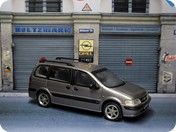 Sintra Tuning Bild 1
Sportlicher sieht der Sintra mit Alufelgen und 4-Rohr-Auspuffanlage aus. Nummernschilder wurden auch noch angebracht.