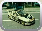 Tigra A Cliffumbau Bild 6
Kurzerhand umgestylter Tigra. Die Decals vom Calibra wurden verkleinert und dem Tigra angepasst. Sportfelgen von sprint43 Typ Corvette Zr1 15", Sportauspuff und selbstgebauter Heckflügel wurden montiert. Auch der Inneraum wurde weiß und schwarz.