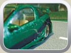 Tigra A Extremtuning Bild
Dieser Tigra wurde rundum veredelt. Front- , Heckschürze, Seitenschweller, Heckflügel und Auspuffrohre sind Eigenanfertigungen. Am Seitenschweller habe ich noch je ein Lüftungsloch angebracht. Dieser Umbau soll ein bisschen an Fast-and-the-furios-Style erinnern. Leider sind die Farben hier nicht gut zu erkennen, lackiert wurde in blaugrün Diamanteffekt und Blaulilametallic. Auch der Innenraum wurde der Karosserie farblich angepasst und auf der Heckablage ein silberner Opel-Blitz aufgemalt.