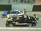 Vectra C DTM 2005 Bild 2
Hersteller: Minichamps
blauweissorange 2.016 mal KW19/06,
schwarz 3.024 mal KW 18/06
Zum Original:
F鋝sler (blauweissorange) und Aiello (schwarz) waren zwei von 4 letzten Werksfahrern. Dies war zugleich die letzte Saison f黵 Opel bei der DTM, denn ab 2006 sperrte GM eine weitere Teilnahme.